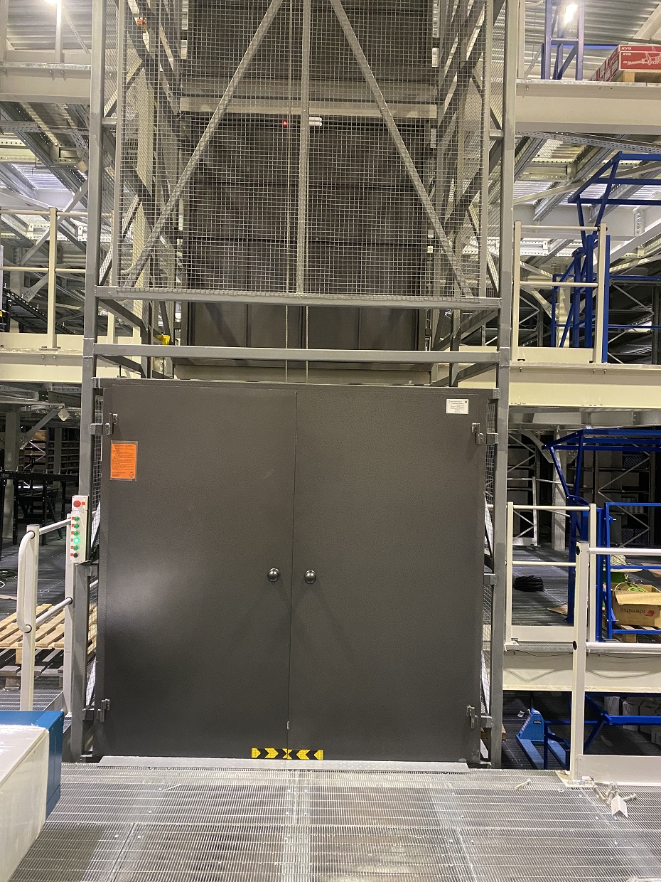 Грузовой подъемник в металлокаркасной шахте, 2000 кг в Самаре