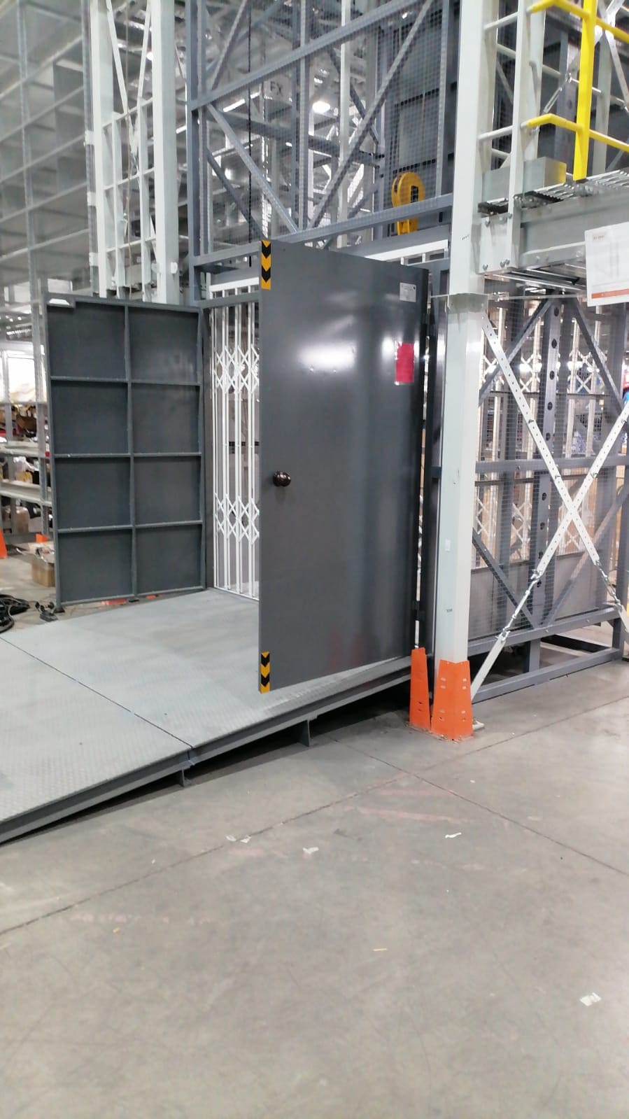 Грузовой подъемник в металлокаркасной шахте, 2000 кг (Уфа, Складской комплекс)