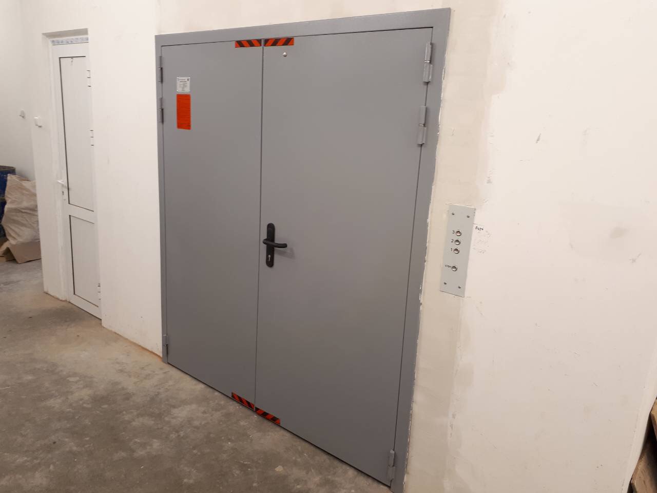 Грузовой подъемник в готовой шахте, 2000 кг, Ангарск