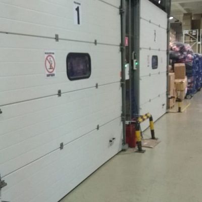 Шахтный подъемник в металлокаркасной шахте