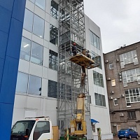 Подъемник грузовой в металлокаркасной шахте, 1500 кг, Спб